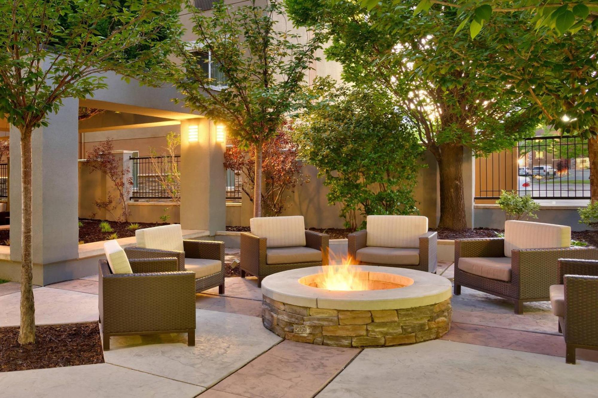 Courtyard By Marriott Salt Hotel