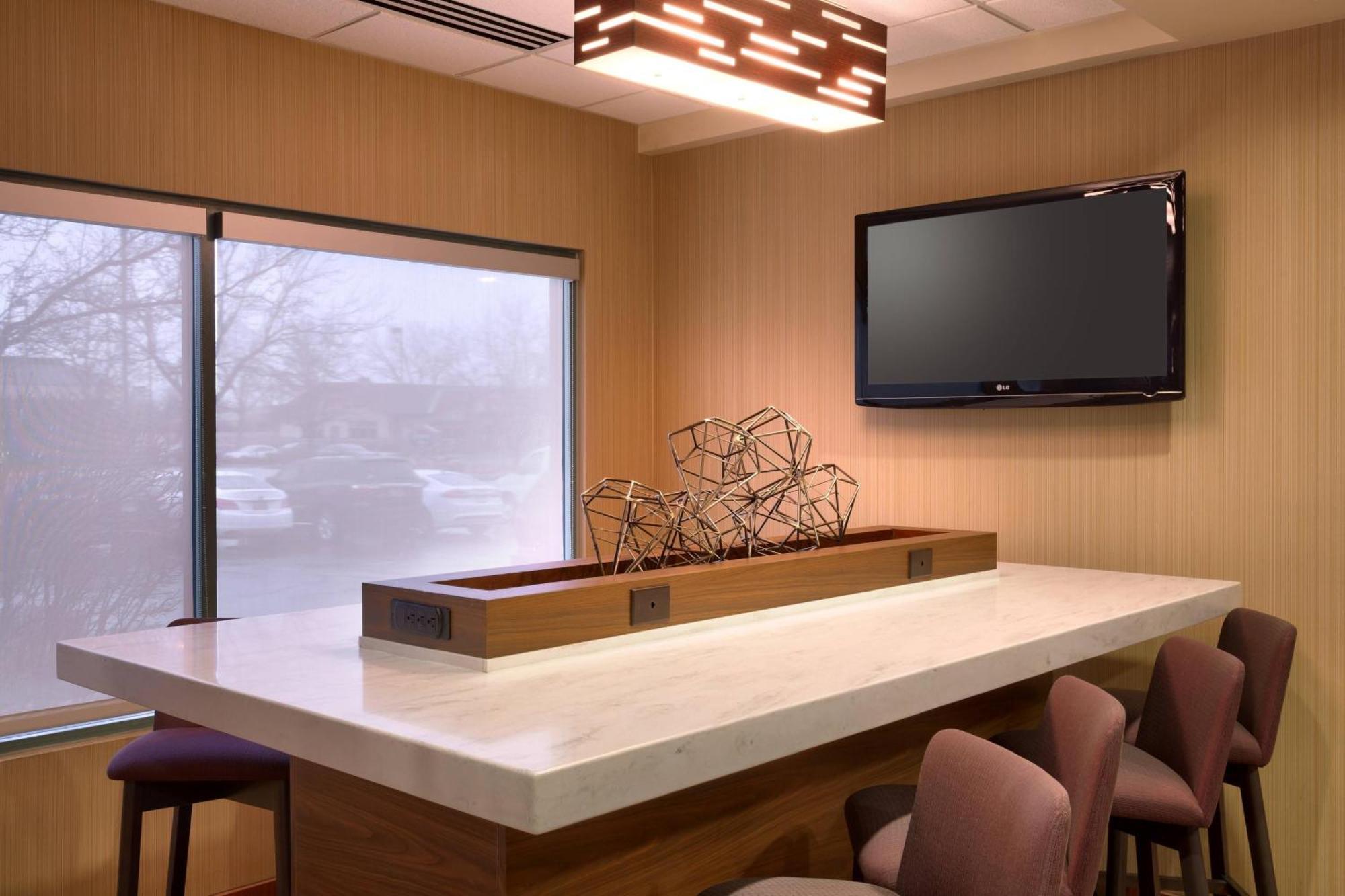 Courtyard By Marriott Salt Hotel