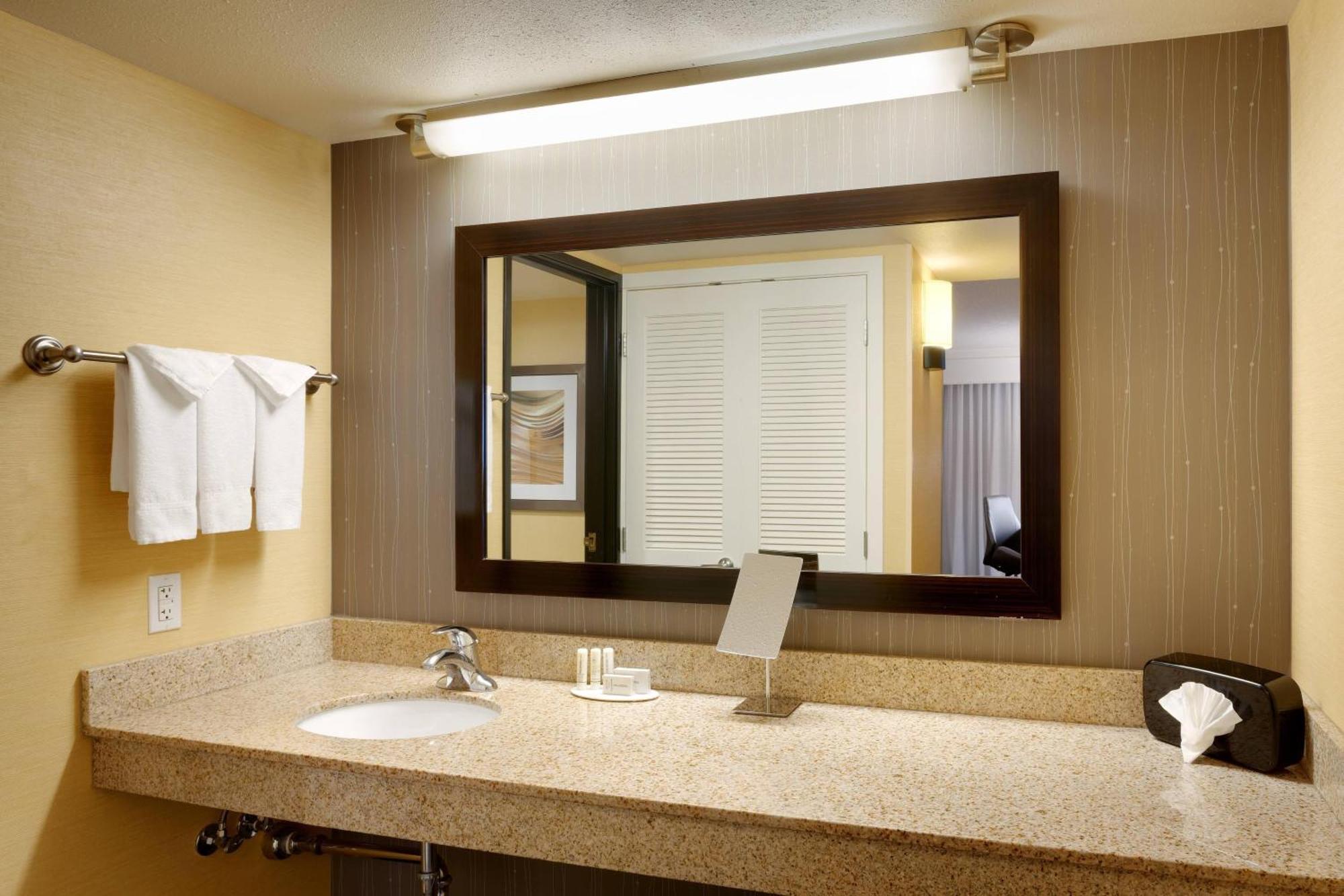 Courtyard By Marriott Salt Hotel 3*
