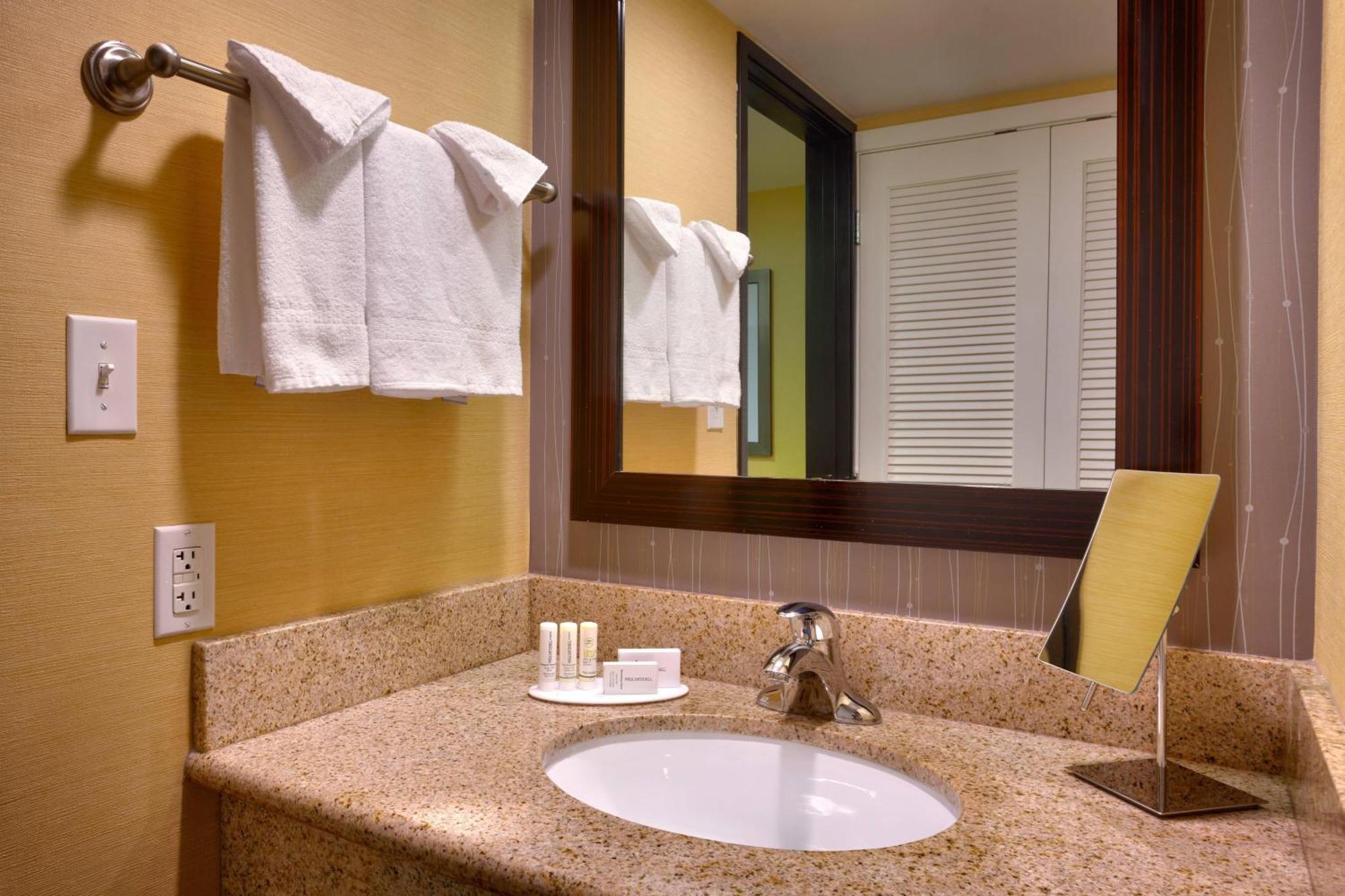 Courtyard By Marriott Salt Hotel