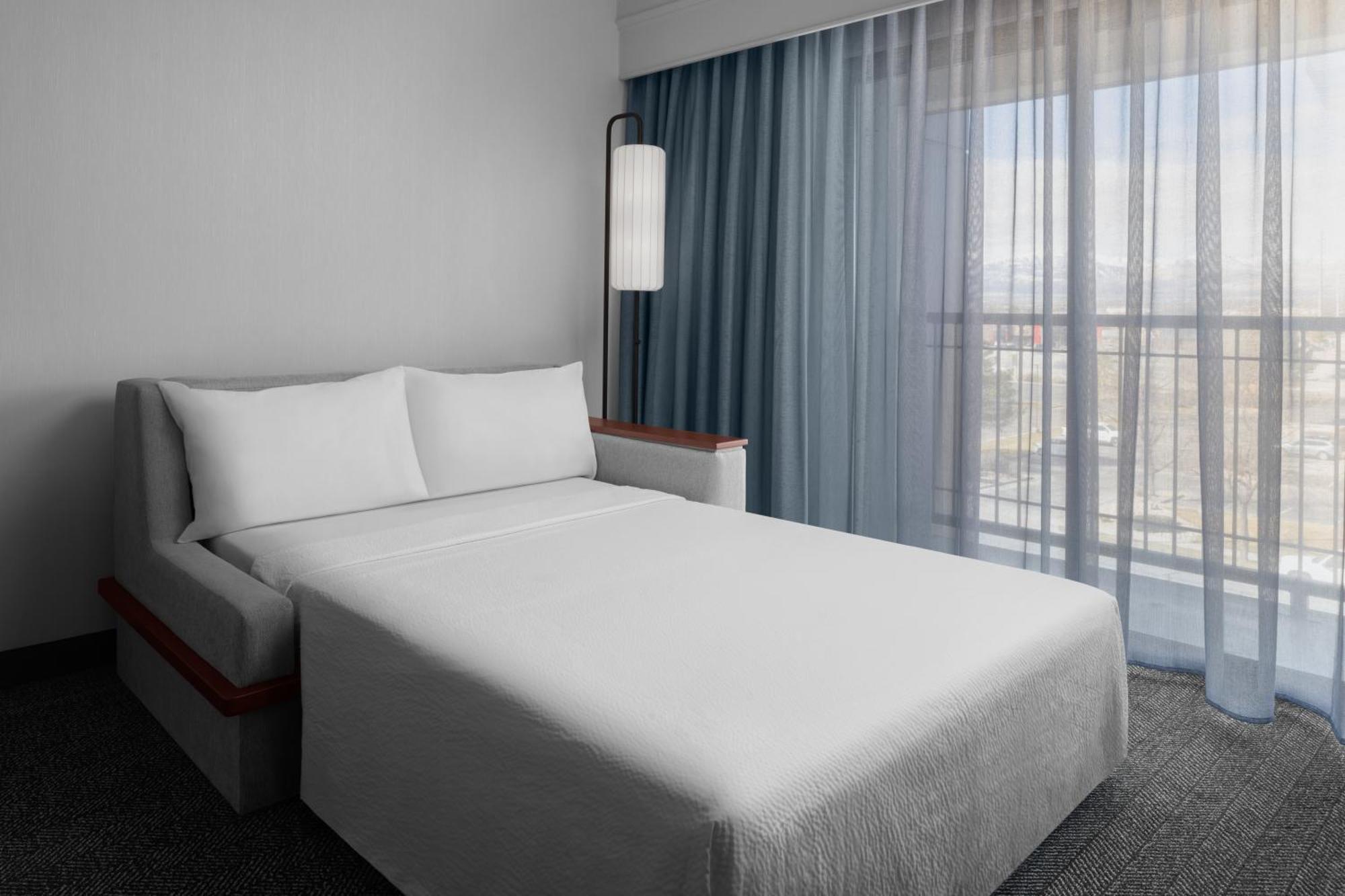 Courtyard By Marriott Salt Hotel