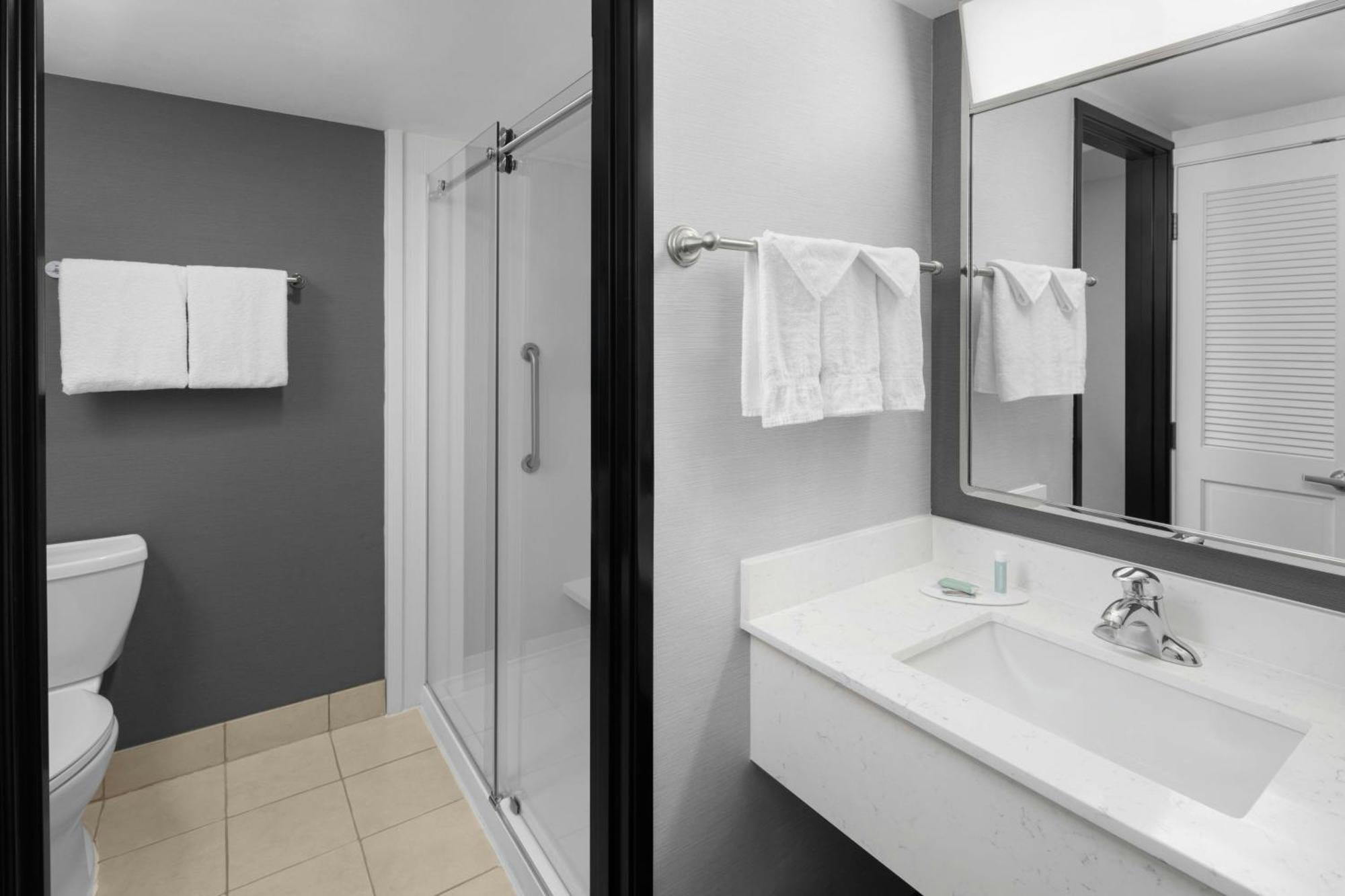 Courtyard By Marriott Salt Hotel
