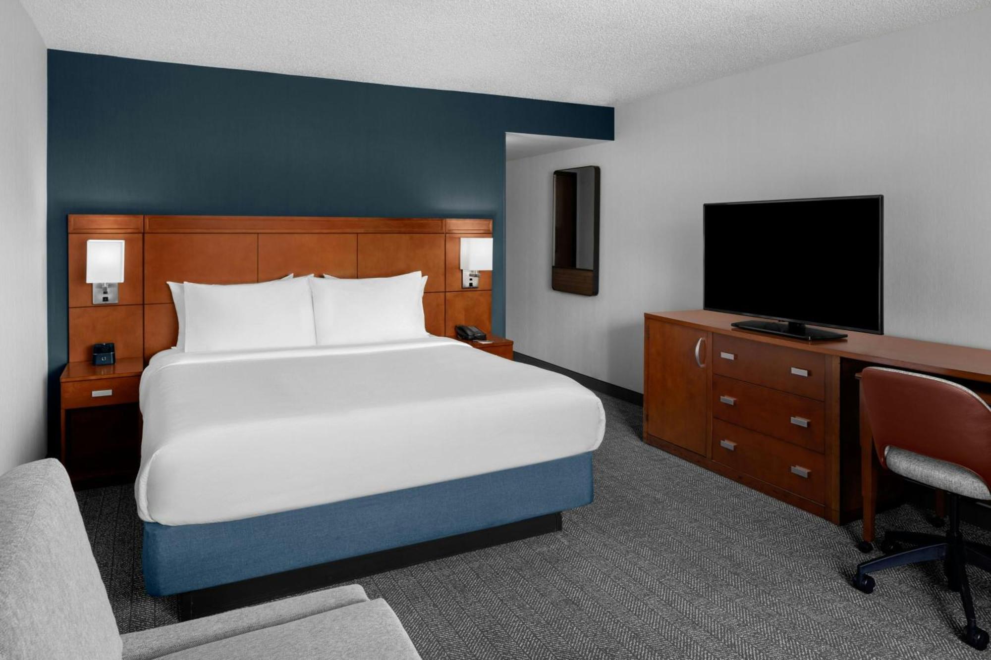 Courtyard By Marriott Salt Hotel